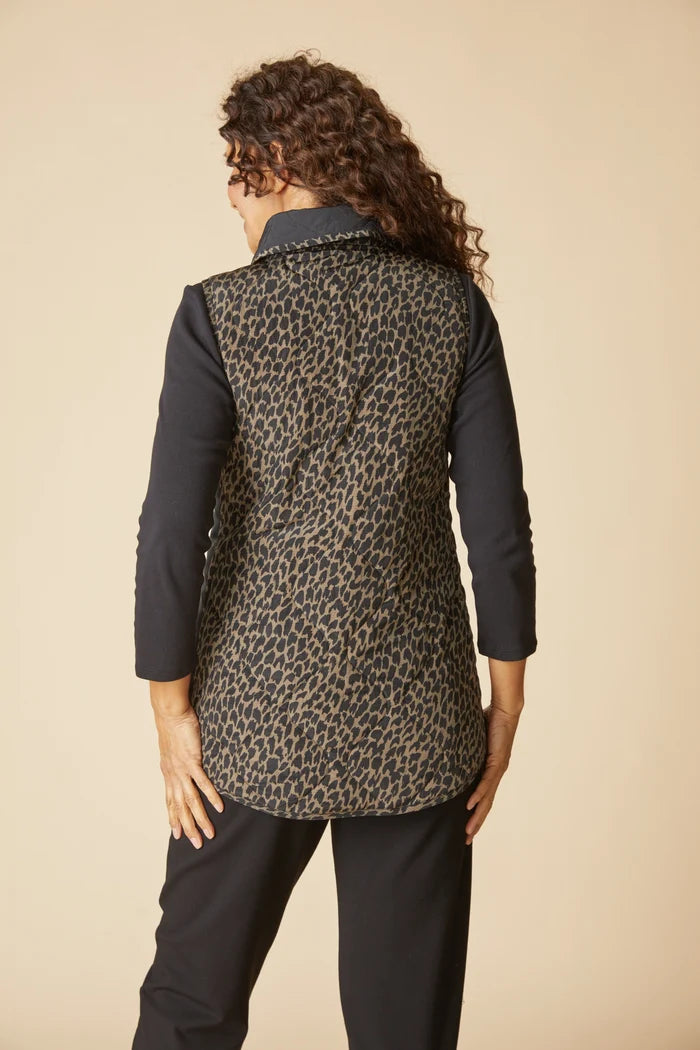 Wildside Reversible Quilt Vest in Black - collar and D-ring hardware detail