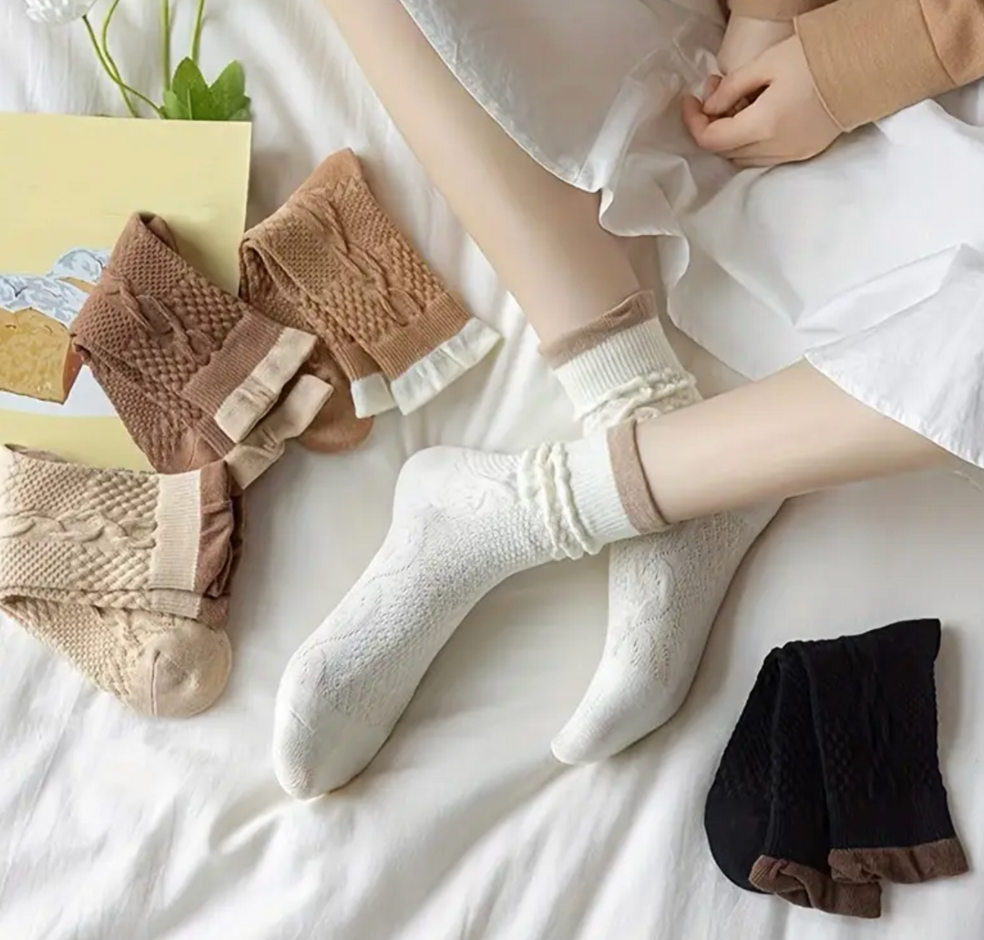 Textured Ruffle Socks