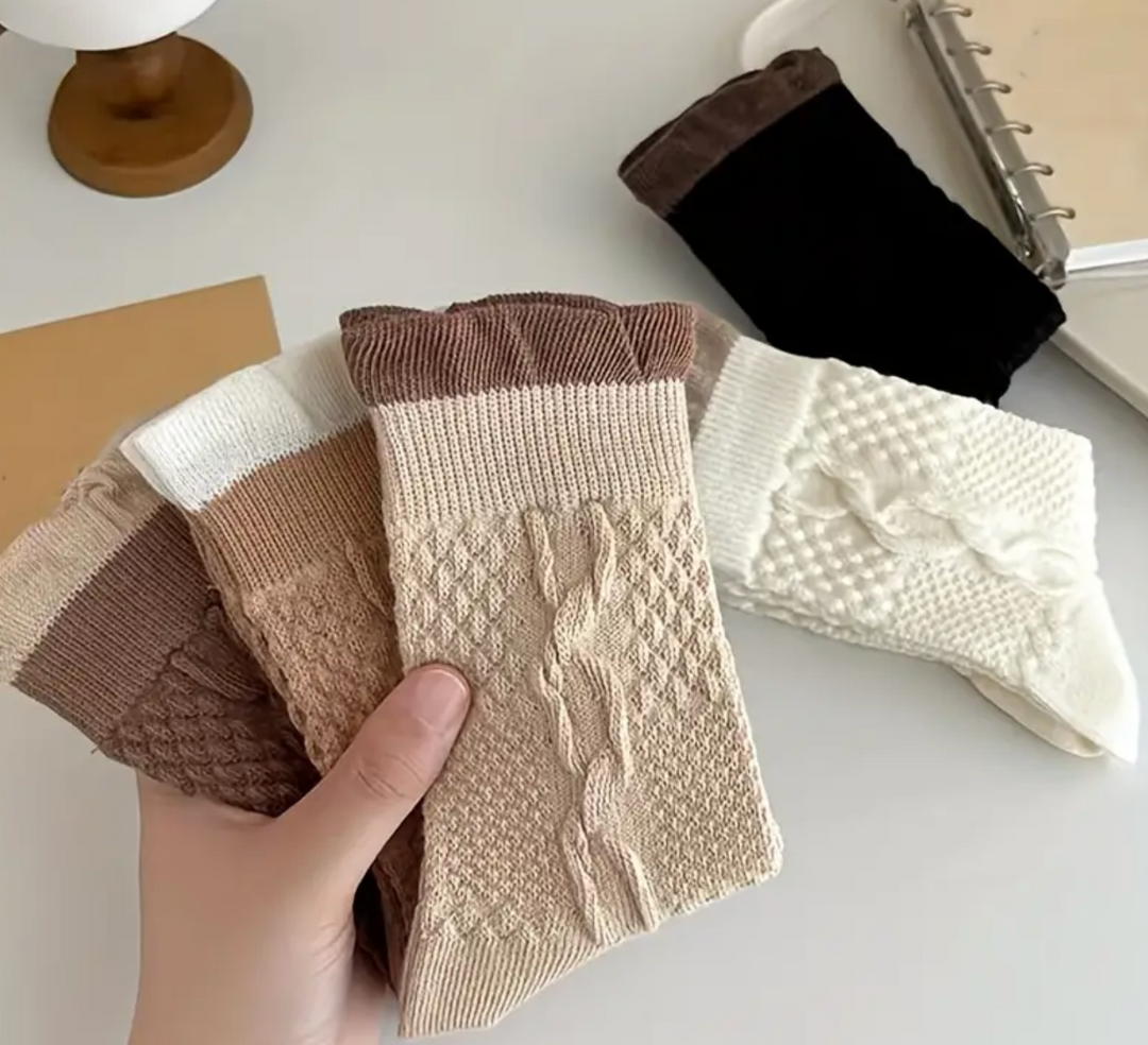 Textured Ruffle Socks